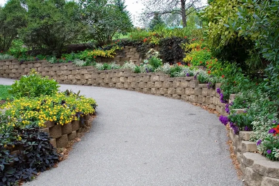 5 Landscape Installation Tips and Tricks for a Slope